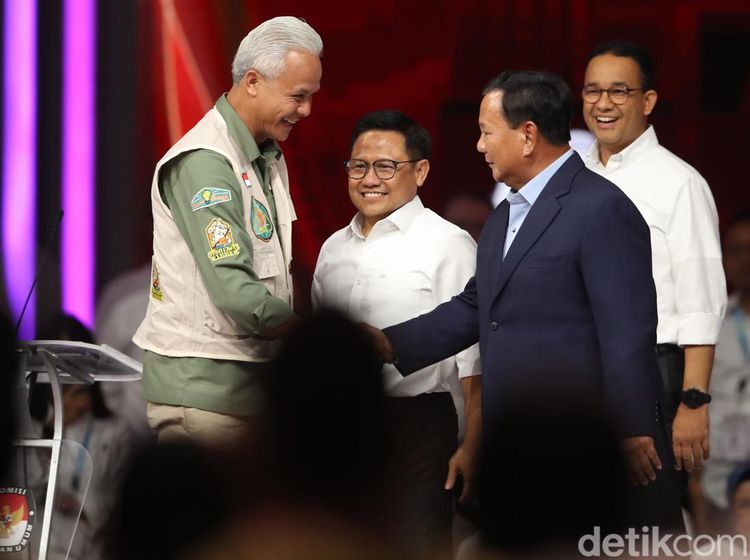 Pasangan Capres-Cawapres Salam-salaman Usai Debat Keempat