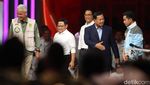 Pasangan Capres-Cawapres Salam-salaman Usai Debat Keempat