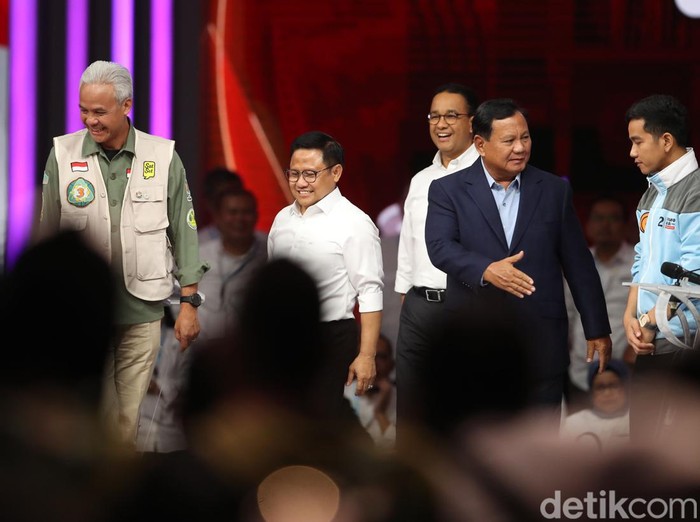 Debat keempat Pilpres 2024 selesai digelar. Debat cawapres ini pun diakhiri dengan pasangan capres-cawapres saling bersalaman.