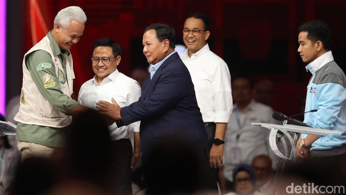 Debat keempat Pilpres 2024 selesai digelar. Debat cawapres ini pun diakhiri dengan pasangan capres-cawapres saling bersalaman.