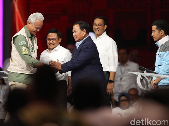 Debat keempat Pilpres 2024 selesai digelar. Debat cawapres ini pun diakhiri dengan pasangan capres-cawapres saling bersalaman.