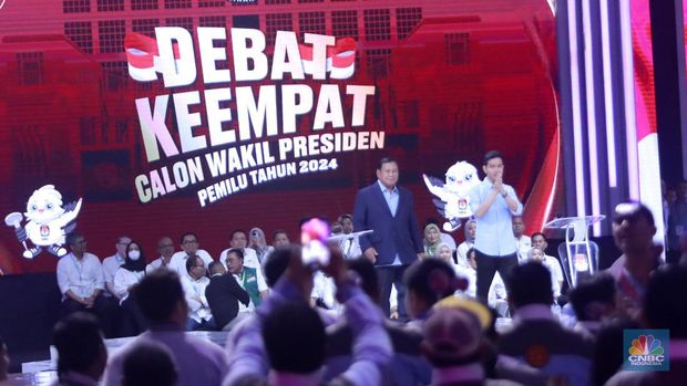 Pasangan Capres dan Cawapres nomor urut 2 Prabowo Subianto  dan Gibran Rakabuming Raka  menyapa jajaran komisioner KPU sebelum debat keempat calon wakil presiden Pemilu 2024 di JCC, Jakarta, Minggu, (21/1/2023). (CNBC Indonesia/Muhammad Sabki)