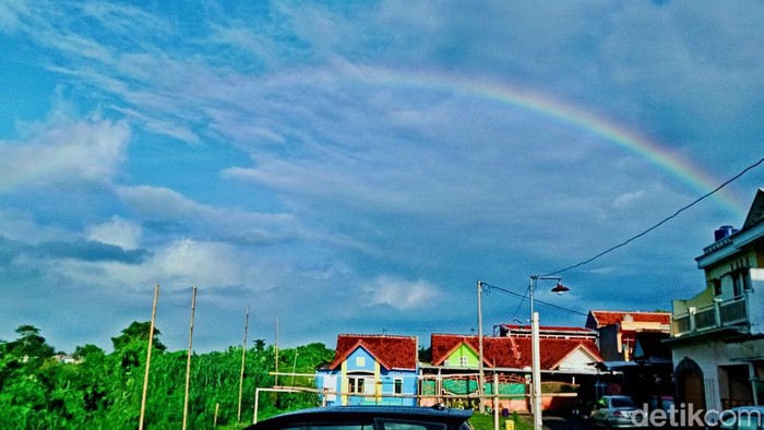 Pelangi terlihat di wilayah Kecamatan Delanggu Klaten.