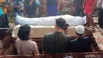 Suasana Haru di Pemakaman Ayah Ammar Zoni