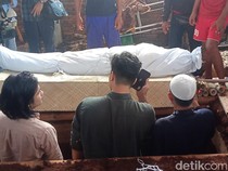 Momen Ammar Zoni Mengazani Jasad Sang Ayah dari Balik Jeruji