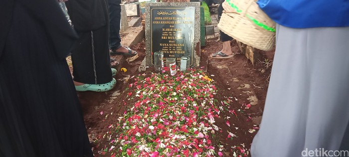 Suasana pemakaman ayah Ammar Zoni.