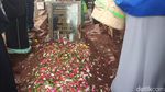 Suasana Haru di Pemakaman Ayah Ammar Zoni