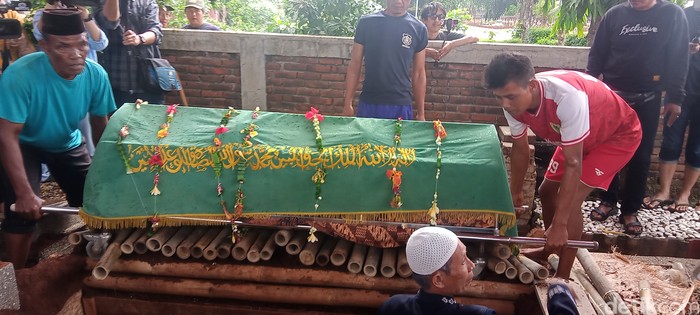 Pemakaman Ayah Ammar Zoni Suasana pemakaman ayah Ammar Zoni.