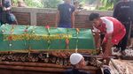 Suasana Haru di Pemakaman Ayah Ammar Zoni