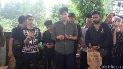 Suasana Haru di Pemakaman Ayah Ammar Zoni