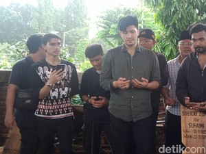 Suara Adzan Ammar Zoni Lewat Video Call di Pemakaman Ayah