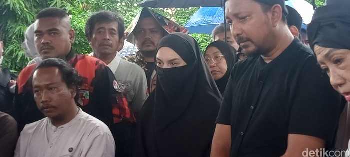 Pemakaman Ayah Ammar Zoni Suasana pemakaman ayah Ammar Zoni.