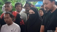Tampak sang mantu, Irish Bella turut hadir di sana. Ahsan Nurrijal/detikHOT