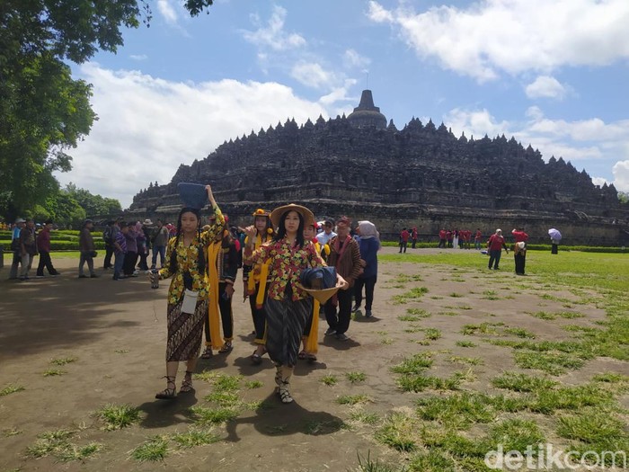 Pembukaan acara Ruwat Rawat Borobudur ke-22 di Candi Borobudur,  Magelang, Minggu (21/1/2024).