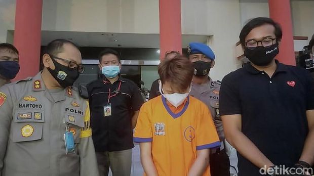 Pembunuhan terapis di Surabaya