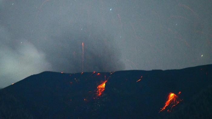 Penampakan Gunung Marapi Muntahkan Batu Pijar Gunung Marapi melontarkan batu pijar saat erupsi terlihat dari Posko 3 Batang Silasiah, Nagari Bukik Batabuah, Agam, Sumatera Barat, Minggu (21/1/2023). Pos Pengamatan Gunung Api (PGA) Marapi di Bukittinggi mencatat terjadi erupsi dengan amplitudo maksimum 18.4.3 mm dan durasi sekitar 44 detik pada Minggu pukul 05.13 WIB disertai dengan suara gemuruh dari kawah dan lontaran material vulkanis.