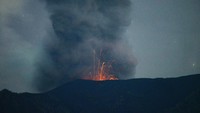 Gunung Marapi yang melontarkan batu pijar terlihat dari Posko 3 Batang Silasiah, Nagari Bukik Batabuah, Agam, Sumatera Barat, Minggu (21/1/2023) dini hari.