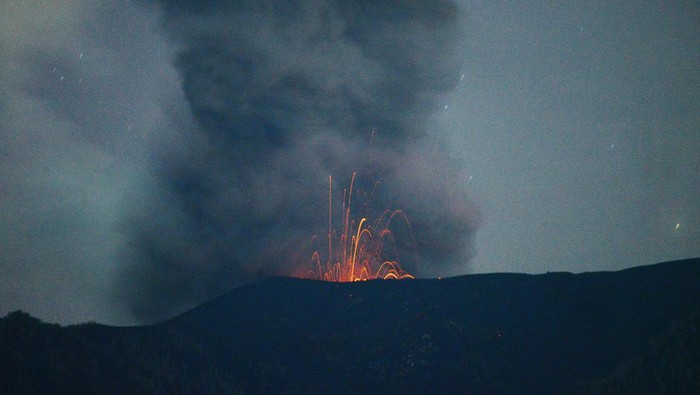 Gunung Marapi melontarkan batu pijar saat erupsi terlihat dari Posko 3 Batang Silasiah, Nagari Bukik Batabuah, Agam, Sumatera Barat, Minggu (21/1/2023). Pos Pengamatan Gunung Api (PGA) Marapi di Bukittinggi mencatat terjadi erupsi dengan amplitudo maksimum 18.4.3 mm dan durasi sekitar 44 detik pada Minggu pukul 05.13 WIB disertai dengan suara gemuruh dari kawah dan lontaran material vulkanis.