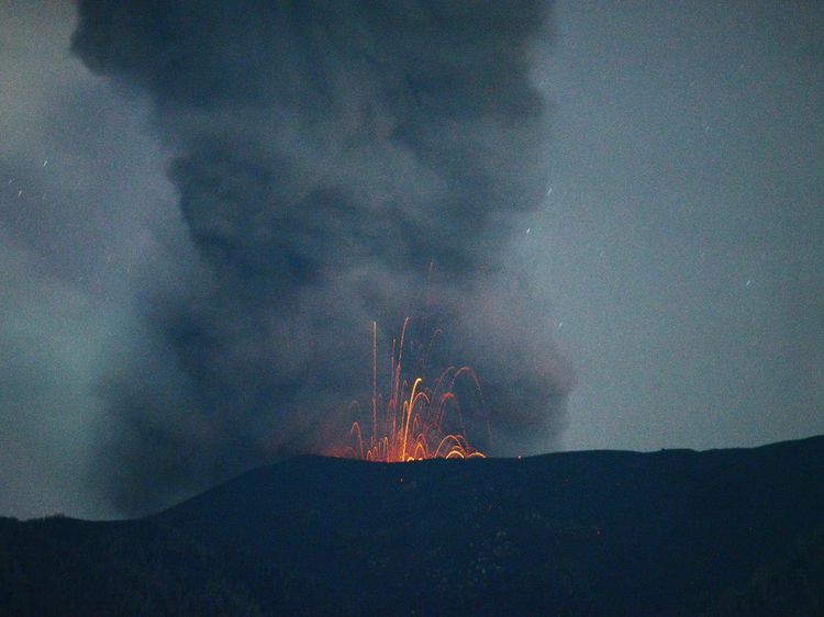 Penampakan Gunung Marapi Muntahkan Batu Pijar
