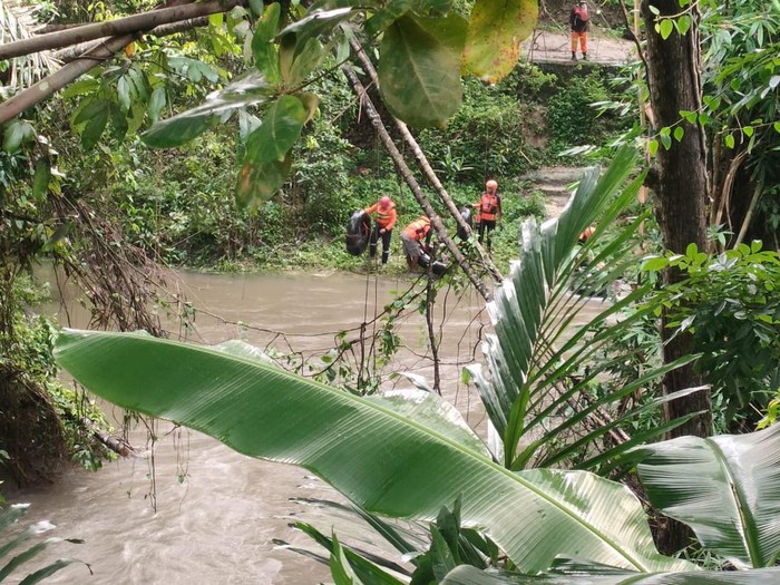 Pencarian seorang anak yang hanyut di sungai Konteng, Dusun Surobayan, Argomulyo, Sedayu, Kabupaten Bantul, DIY, Minggu (21/1/2024) sore.