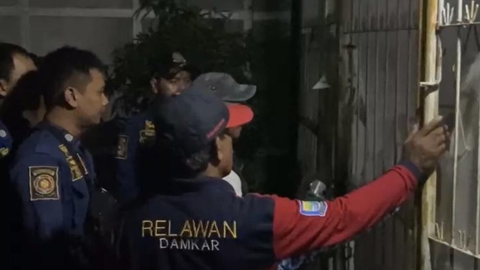 Penyelamatan lansia terjebak di rumah Bandung.
