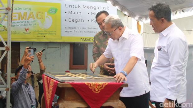 Peresmian pasar rakyat Cepu induk oleh Menteri Perdagangan Zulkifli Hasan.