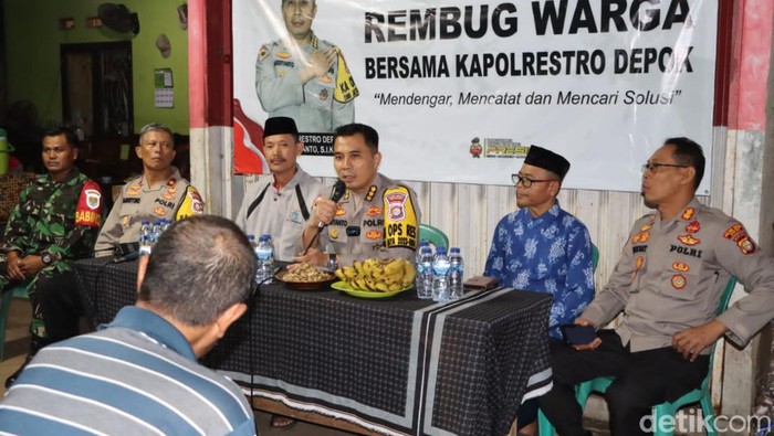 Plh Kapolres Depok Kombes Ardiyanto menemui warga di Kalimulya, Cilodong, Kota Depok (dok istimewa)