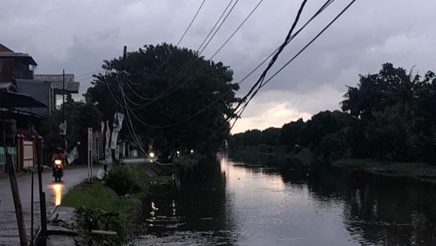 PLN memperbaiki kabel menjuntai di kanal Panakkukang Makassar, Sulsel.
