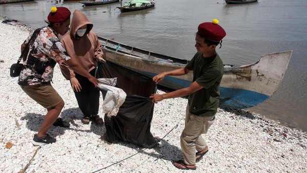 Aksi Mahasiswa PMKRI Bersih-bersih Pantai Kenjeran