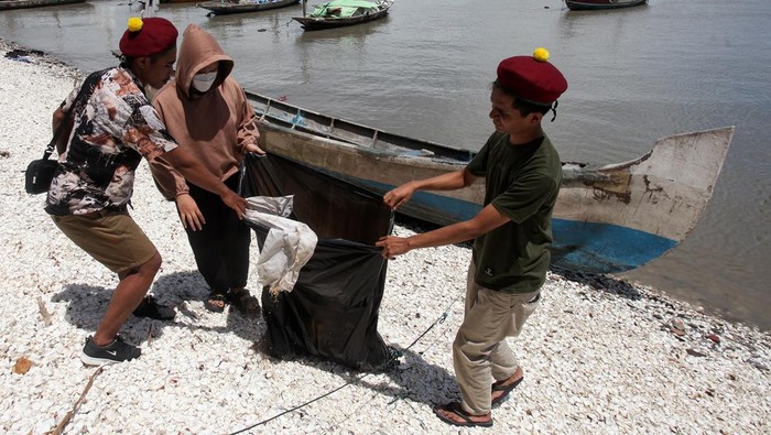 Sejumlah mahasiswa Perhimpunan Mahasiswa Katolik Republik Indonesia (PMKRI) memungut sampah di Pantai Kenjeran, Surabaya, Jawa Timur, Minggu (21/1/2024). Aksi membersihkan pantai dari sampah itu merupakan bentuk kepedulian mereka terhadap kebersihan lingkungan terutama di kawasan wisata pesisir. ANTARA FOTO/Didik Suhartono/rwa.