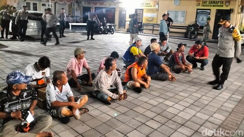 Polisi tangkap 11 jukir liar di Mataram.