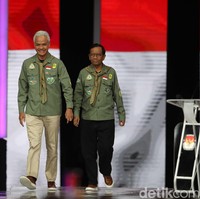 Momen debat keempat dimanfaatkan lagi oleh Ganjar-Mahfud untuk menunjukkan konsistensi mereka dalam menyesuaikan busana dengan tema. Menyambangi Posko Relawan Mahfud di kawasan Menteng sebelum bertolak ke lokasi debat, Mahfud MD memakai kemeja hijau lumut yang dihiasi patch atau tambalan bordir bertema lingkungan. (Foto: Pradita Utama/detikcom)