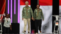 Sementara itu Mahfud MD terlihat mengenakan baju anak gunung. Tim Pemenangan Nasional (TPN) Ganjar-Mahfud mengatakan pasangan nomor urut 3 itu tampil mengenakan kostum yang khusus dirancang dan disesuaikan tema lingkungan.
