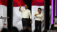 Seperti biasa, keduanya terlihat mengenakan kemeja berwarna putih.