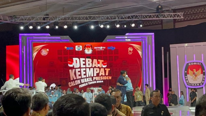 Prabowo-Gibran pelukan usai debat