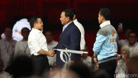 Debat keempat Pilpres 2024 selesai digelar. Debat cawapres ini pun diakhiri dengan pasangan capres-cawapres saling bersalaman.