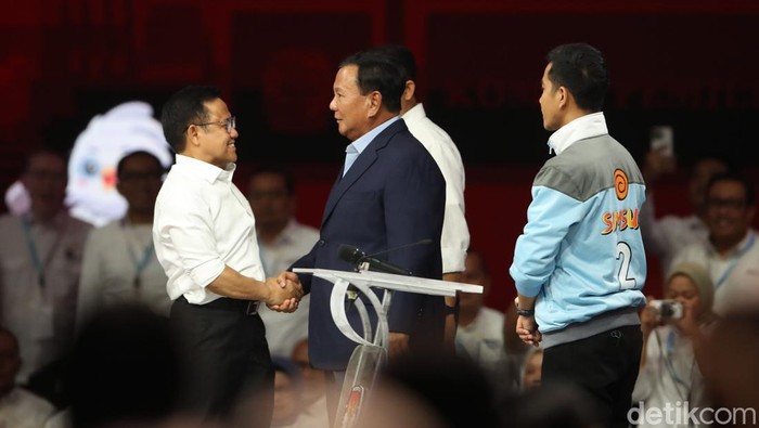 Debat keempat Pilpres 2024 selesai digelar. Debat cawapres ini pun diakhiri dengan pasangan capres-cawapres saling bersalaman.