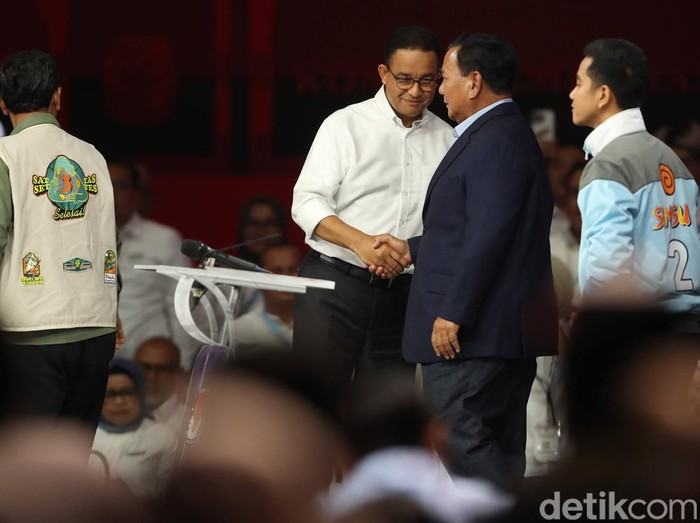 Debat keempat Pilpres 2024 selesai digelar. Debat cawapres ini pun diakhiri dengan pasangan capres-cawapres saling bersalaman.