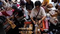 Produk kerajinan tenun yang dijual seharga Rp 35 ribu hingga Rp 500 ribu tergantung ukuran dan kerumitan motif tersebut dipesan untuk suvenir oleh pembeli lokal maupun mancanegara.  