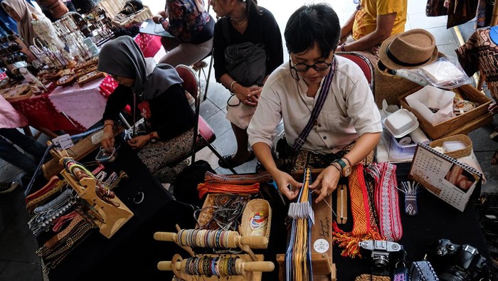 Perajin Anastasia Craft Solo menyelesaikan pesanan produk kerajinan tenun di Solo, Jawa Tengah, Minggu (21/1/2023). Produk kerajinan tenun yang dijual seharga  Rp35 ribu hingga Rp500 ribu tergantung ukuran dan kerumitan motif tersebut banyak dipesan untuk suvenir oleh pembeli lokal maupun mancanegara. ANTARAFOTO/Maulana Surya/rwa.