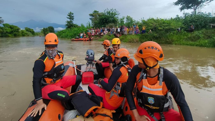Proses pencarian warga hilang di Sungai Paguyaman, Kabupaten Boalemo, Gorontalo.