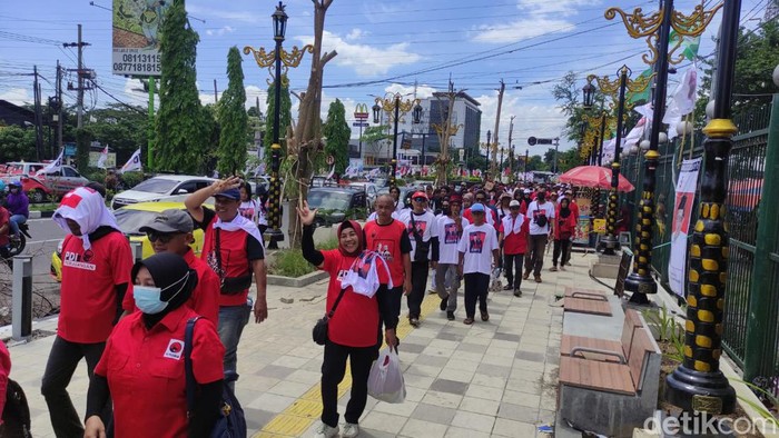 Relawan Ganjar-Mahfud mulai memadati Stadion Gelora Delta Sidoarjo jelang kampanye akbar.