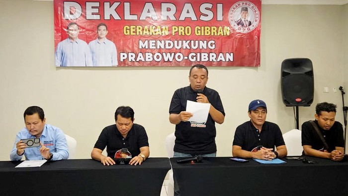 Relawan Pro Gibran Ajak Pemuda dan Gen Z Pilpres Satu Putaran Dukungan untuk pasangan Capres Cawapres, Probowo Subianto dan Gibran Rakabuming Raka terus mengalir. Terlebih soal Pilpres 2024 satu putaran. Menang total.
