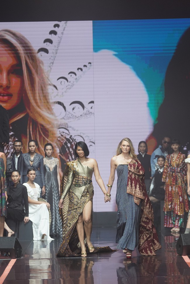 Duo Victoria’s Secret Angel, Romee Strijd dan Chanel Iman, memeriahkan soft launching High End Brands Indonesia by Shopee yang digelar di Ritz-Carlton Pacific Place, Jakarta Pusat, pada Sabtu (20/1/2024). Foto: Dok. Shopee Indonesia