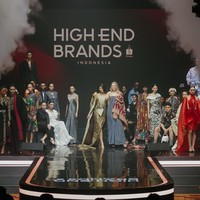 Romee dan Chanel tampil cantik dengan sapuan makeup bernuansa nude dan natural, hasil riasan makeup artist Archangela Chelsea. Foto: Dok. Shopee Indonesia