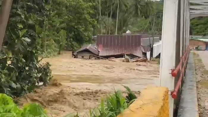 Rumah di Kolaka, Sultra hanyut terbawa arus Sungai Ulu Konaweeha yang meluap.