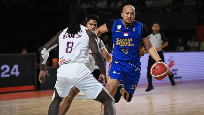 Pebasket Satria Muda Pertamina Jakarta Arki Wisnu (kanan) menggiring bola dengan dihadang pebasket Pelita Jaya Jakarta Jerome Anthony Beane Jr (kiri) dalam pertandingan Indonesia Basket League (IBL) 2024 di Tennis Indoor Senayan, Jakarta, Sabtu (20/1/2024). Satria Muda menang dengan skor 100-77. ANTARA FOTO/Aditya Pradana Putra/nz.