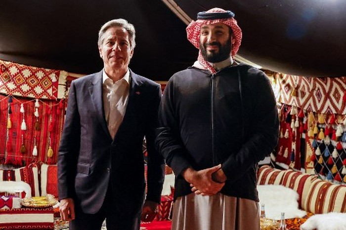 US Secretary of State Antony Blinkens meets with Saudi Crown Prince Mohammed bin Salman at al-Ula in northwestern Saudi Arabia on January 8, 2024, during his week-long trip aimed at calming tensions across the Middle East. (Photo by EVELYN HOCKSTEIN / POOL / AFP)