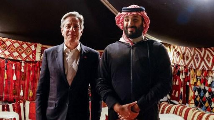 US Secretary of State Antony Blinkens meets with Saudi Crown Prince Mohammed bin Salman at al-Ula in northwestern Saudi Arabia on January 8, 2024, during his week-long trip aimed at calming tensions across the Middle East. (Photo by EVELYN HOCKSTEIN / POOL / AFP)