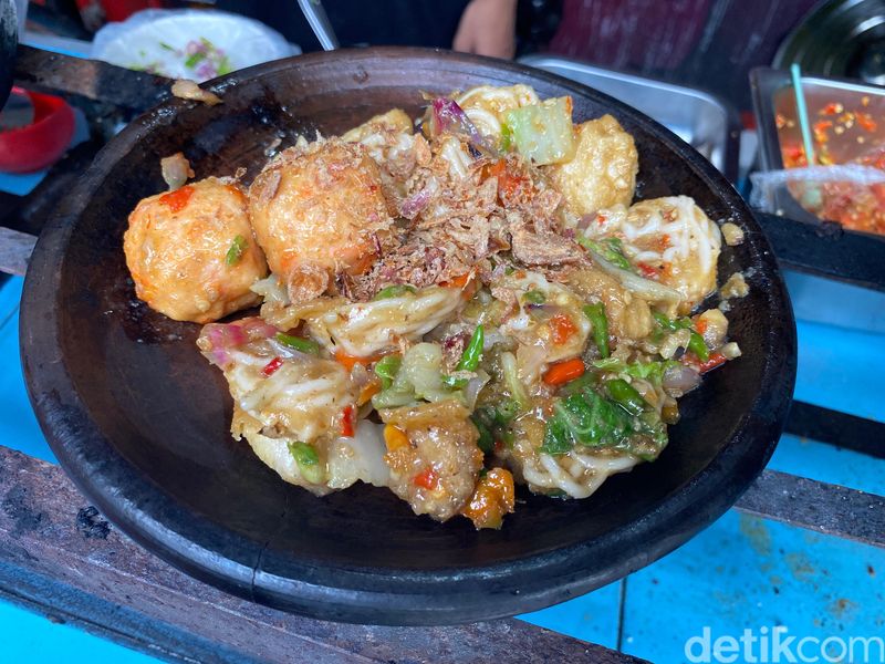 Seblak Teh Betty sajikan seblak cebrek ala Rafael yang sedap bumbunya